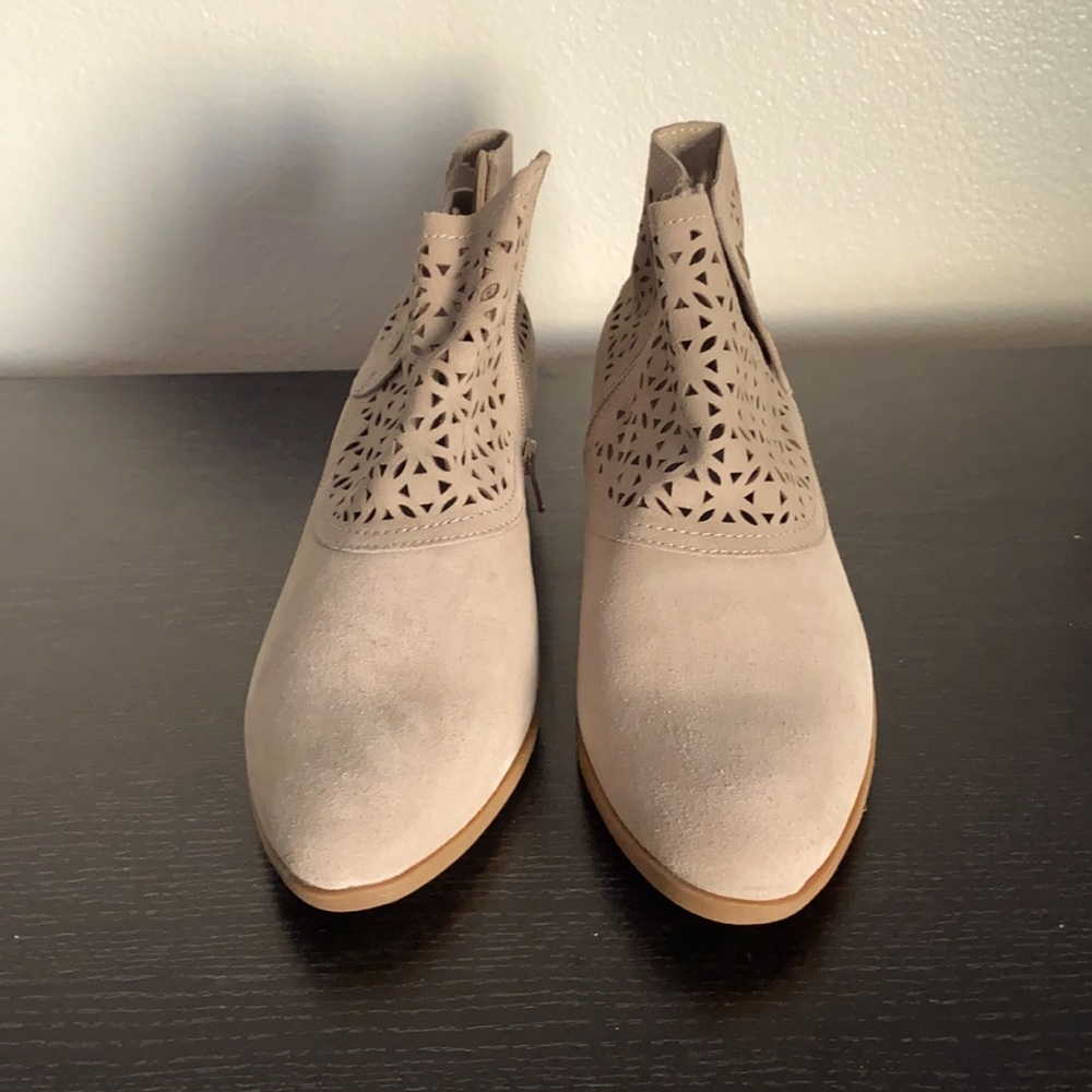 Baretraps booties tan new sz 10
